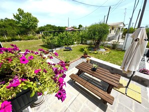 Outdoor dining - Villa Olea (Kallikrateia)