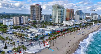 2BR 1BA off Las Olas Steps to Beach