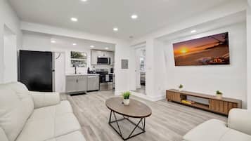 Deluxe Condo, 2 Bedrooms, Non Smoking, Patio | Living room | Flat-screen TV