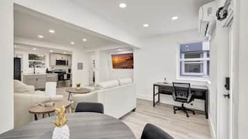 Deluxe Condo, 2 Bedrooms, Non Smoking, Patio | Dining room