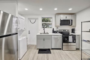 Condo Deluxe, 2 habitaciones, para no fumadores, patio | Cocina privada | Refrigerador con congelador, microondas, horno y parrilla de estufa