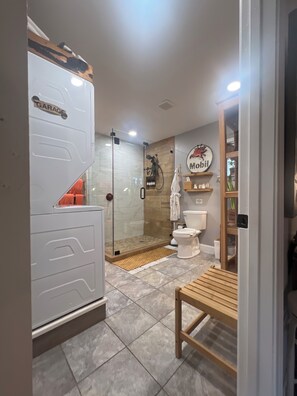 Shower, hair dryer, towels, soap - The Garage Suite – Eclectic Chic Studio in the Heart of Plano (Plano)