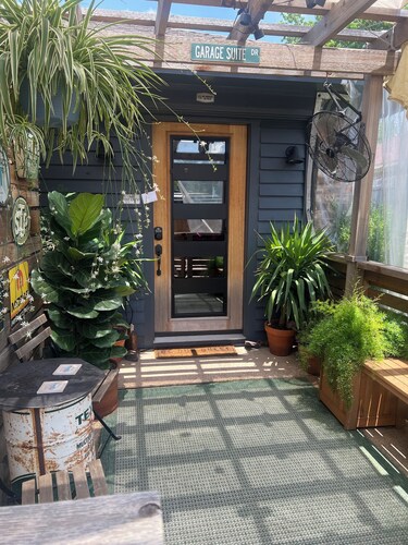 The Garage Suite – Eclectic Chic Studio in the Heart of Plano