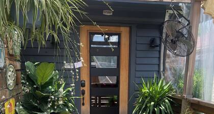 The Garage Suite – Eclectic Chic Studio in the Heart of Plano