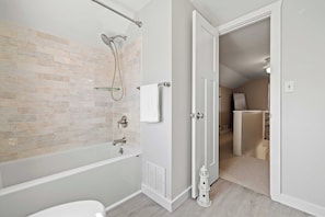 Dusche, Haartrockner, Handtücher, Toilettenpapier