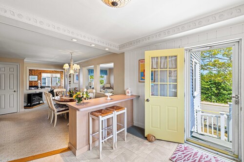 Seaside Sanctuary steps from Long Island Sound