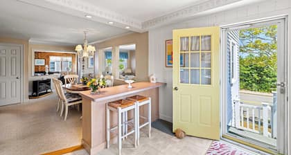 Seaside Sanctuary steps from Long Island Sound