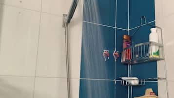 Douche, sĂšche-cheveux, serviettes fournies, savon