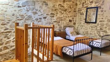 3 slaapkamers, een strijkplank/strijkijzer, reisbedje, gratis wifi