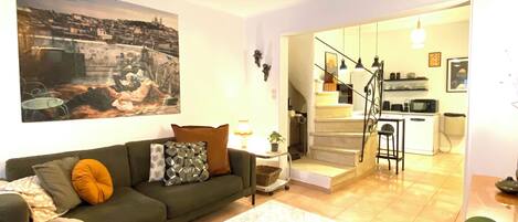 Smart TV, livros, aparelho de som