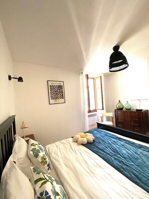 3 habitaciones, tabla de planchar con plancha y cuna de viaje 