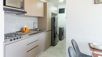 Comfort-lejlighed - byudsigt | Privat køkken | Køleskab, mikrobølgeovn, ovn, kogeplade