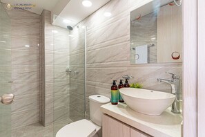 Apartemen (610) | Kamar mandi | Pengering rambut, sabun, sampo, dan tisu toilet