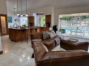 スマートテレビ、暖炉、書庫、ステレオ