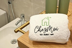Een douche, een haardroger, een bidet, handdoeken