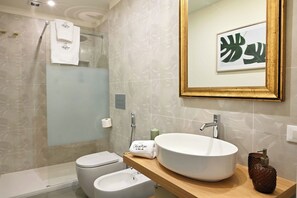 Suihku, hiustenkuivaaja, bidee, pyyhkeet