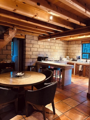 Dining - A cabin nestled in 1 hectare of forest. Maximum Internet Speed (Starlink) (Amealco de Bonfil)