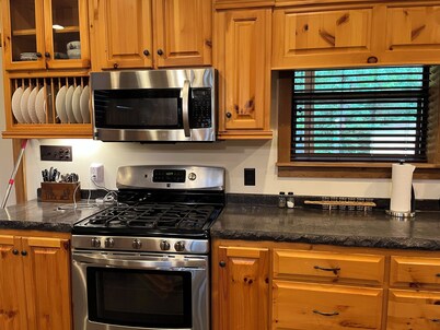 4-bedroom Lakehouse literally a minute to Grenada Lake Salt Water Pool Beautiful