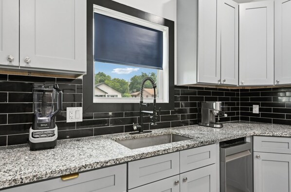 Mikrobølgeovn, ovn, kokeplater og oppvaskmaskin