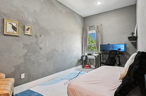 5 bedrooms, iron/ironing board, WiFi, bed sheets