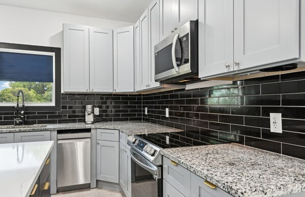 Mikrowelle, Ofen, Herdplatte, Geschirrspüler