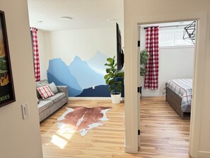 1 bedroom, desk, iron/ironing board, WiFi - Rustic Rocky Retreat (Calgary)