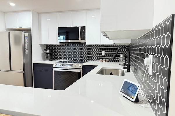 Een magnetron, een oven, een kookplaat, een vaatwasser