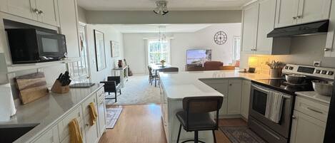 Mikrowelle, Ofen, Herdplatte, Geschirrspüler