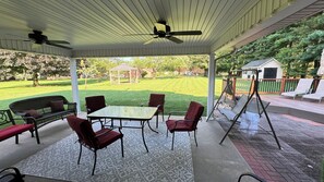 Outdoor dining - Quiet Luxury in Parklike Setting (New Kensington)