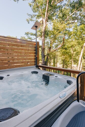 Bourbon Silo | Trailer Parking | Hot Tub | Sleep 8