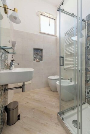 Douche, sèche-cheveux, bidet, serviettes fournies