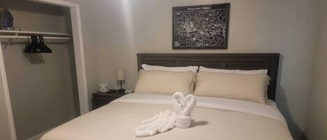 2 عدّة غرف نوم ومكواة/لوح كي وواي فاي وملاءات أسرّة