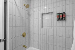 Shower, hair dryer, towels, soap - Cozy Home near NRG, Medical Centre, Toyota Centre with Hot Tub Spa, Arcade, BBQ (Houston)