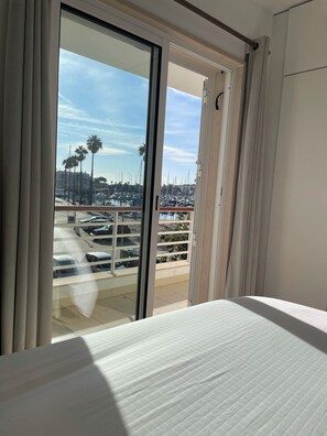 2 Schlafzimmer, Schreibtisch, Bügeleisen/Bügelbrett, Reisekinderbett