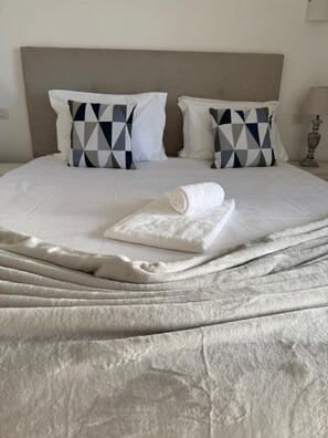 2 Schlafzimmer, Schreibtisch, Bügeleisen/Bügelbrett, Reisekinderbett