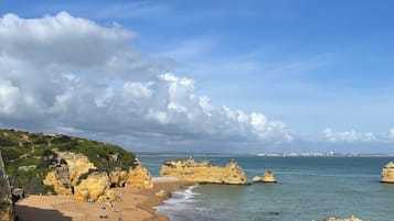 Chaises longues, serviettes de plage