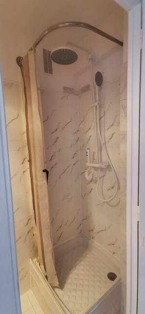 Haartrockner, HandtĂŒcher, Seife, Toilettenpapier