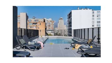 Estudio | Piscina | Una piscina al aire libre de temporada