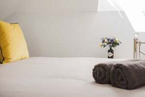 2 bedrooms, iron/ironing board, travel cot, free WiFi - The Nook, Fairview, Cheltenham Town Centre - Parking & Garden (Cheltenham)