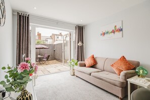 Living area - The Nook, Fairview, Cheltenham Town Centre - Parking & Garden (Cheltenham)