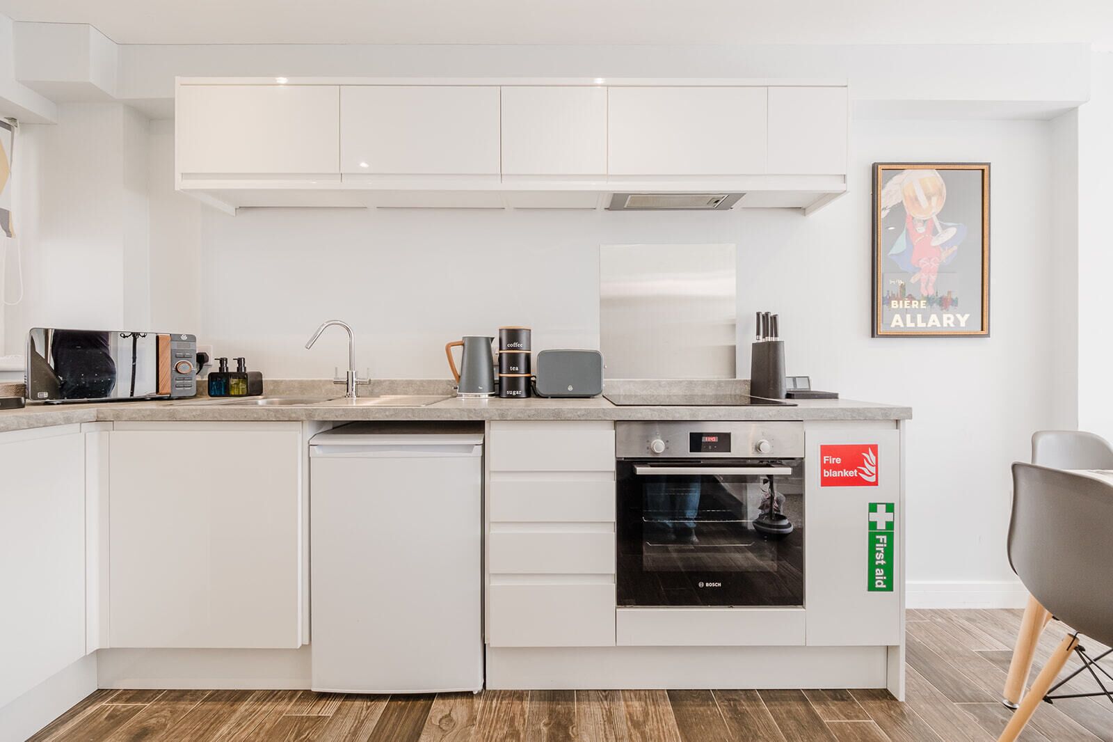 Køleskab, mikrobølgeovn, ovn, kogeplade