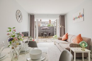 Interior - The Nook, Fairview, Cheltenham Town Centre - Parking & Garden (Cheltenham)