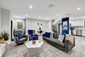 Casa de ciudad familiar, 3 habitaciones, para no fumadores | Área de sala de estar | Televisión 