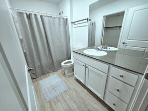 Sèche-cheveux, serviettes fournies, savon, papier toilette