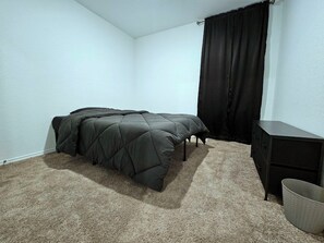 4 chambres, coffres-forts dans les chambres, bureau