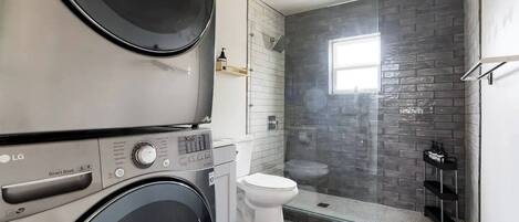 Shower, hair dryer, bidet, towels