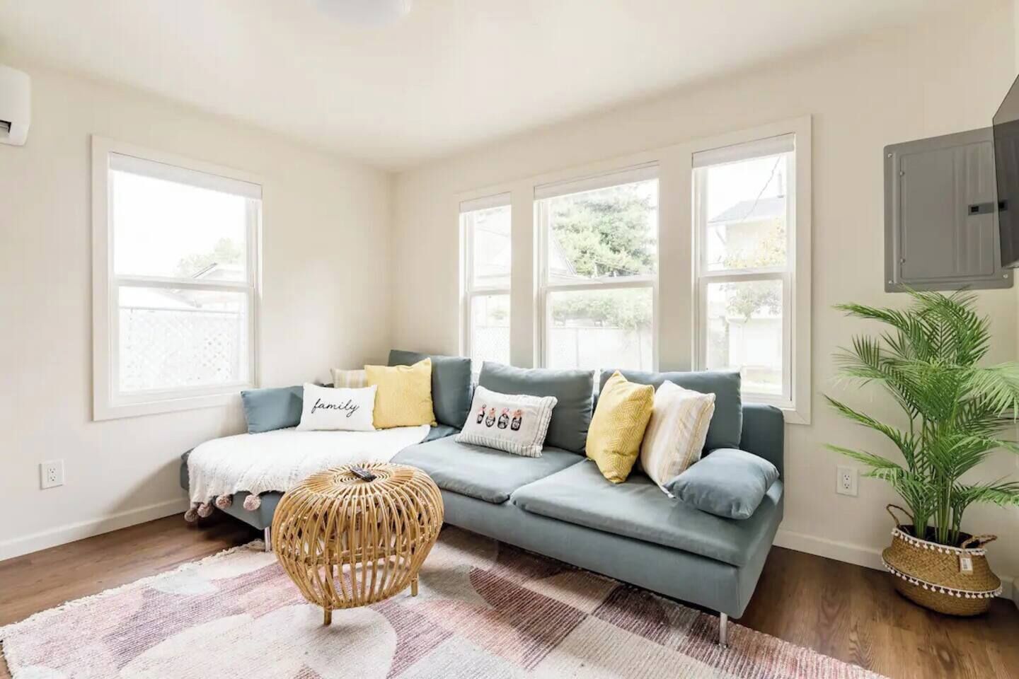 Cozy 2-br Backyard Cottage - Private Urban Oasis - Seattle, WA