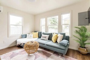 Smart TV, computer monitors