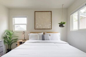 2 Schlafzimmer, Schreibtisch, Bügeleisen/Bügelbrett, Reisekinderbett
