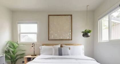 Cozy 2-BR Backyard Cottage - Private Urban Oasis